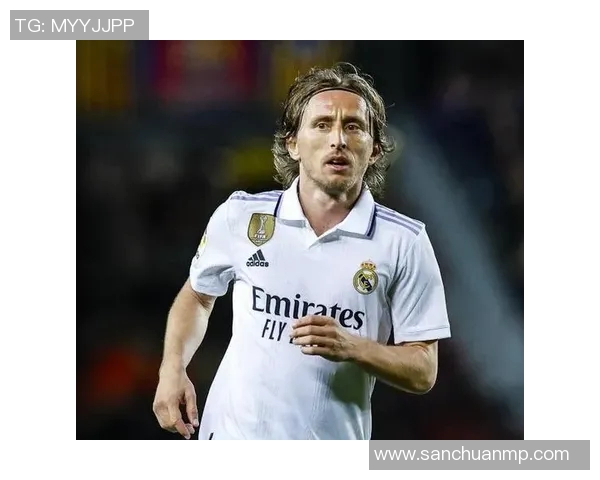 莫德里奇：足球场上的艺术家与传奇中场的辉煌历程与成就解析